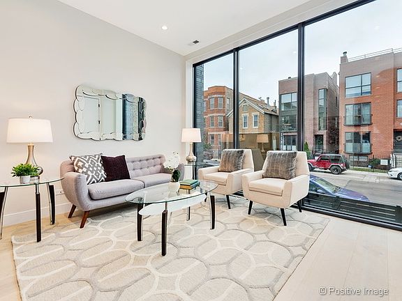 3rd image of 1737 W Augusta Blvd Unit 1