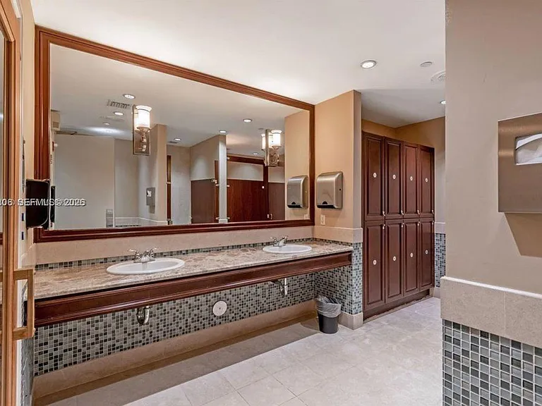 20000 Country Club Dr #906 — Photo 4