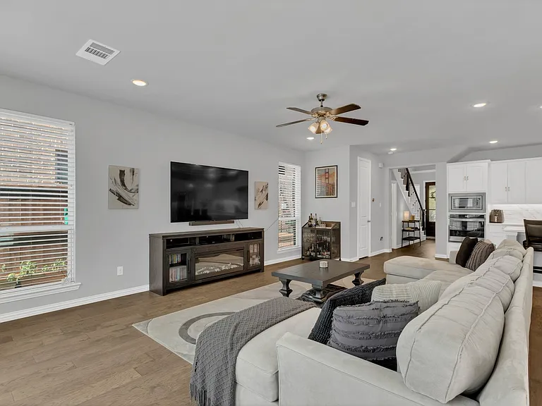 3908 Lucan Ln — Photo 9