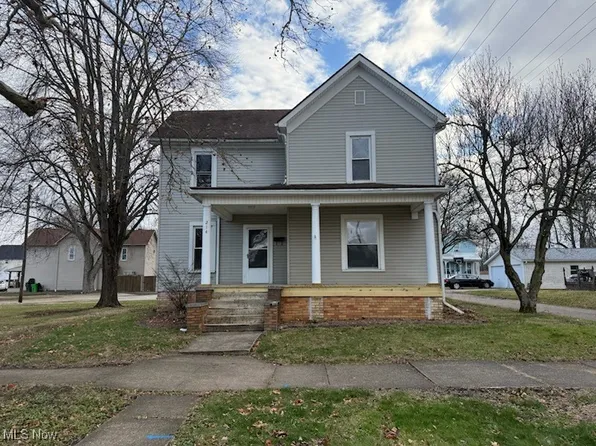 214 W 7th St, Uhrichsville, OH 44683