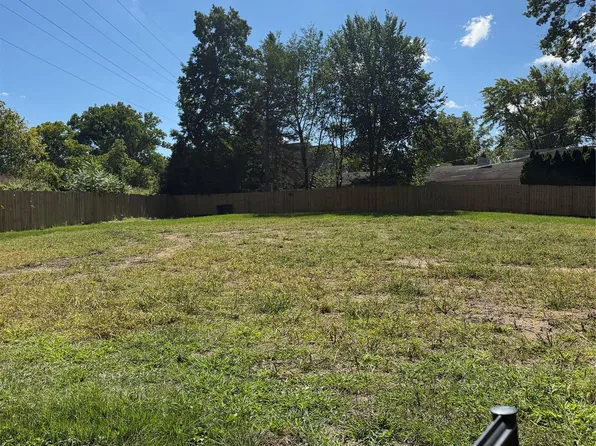 1201 Woodsboro Dr, Royal Oak, MI 48067
