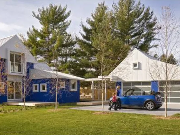 303 77th St W, Chanhassen, MN 55317