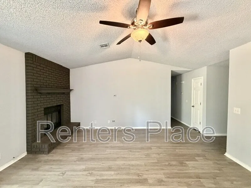 3 bed, 2.0 bath, 1020 sqft, $1,395 — Photo 3