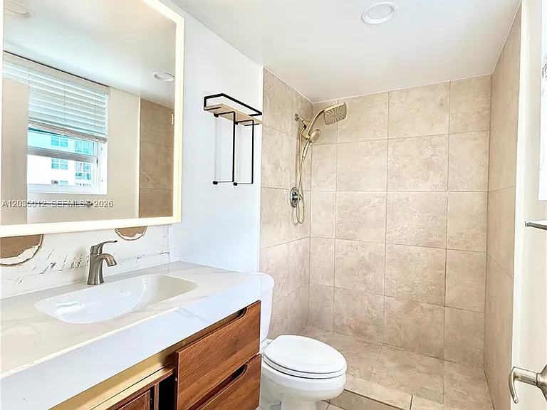 7501 E Treasure Dr #6T — Photo 9
