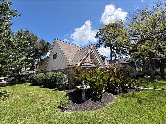 3rd image of 8130 Fernbrook Ln