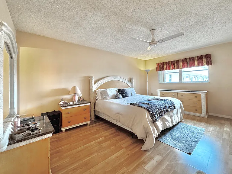 2515 NE 2nd Ct #315 — Photo 5