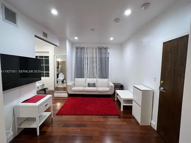 Selma Condo — Photo 1