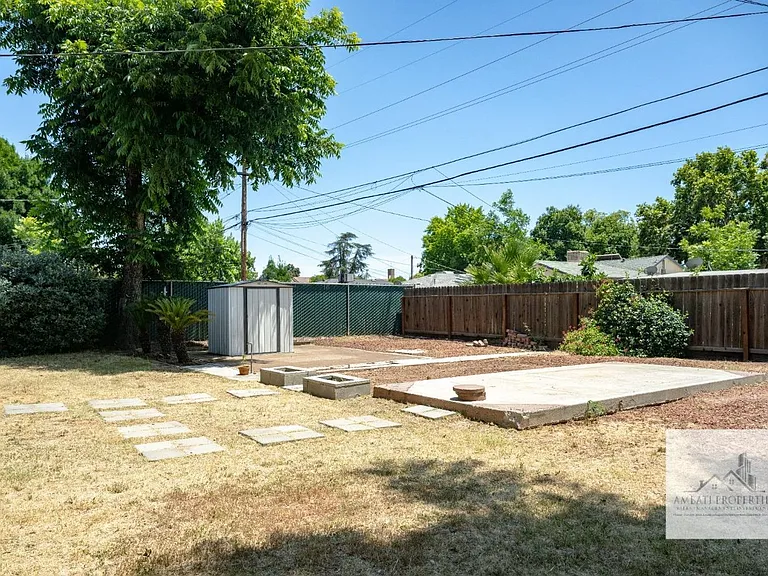 1136 E Griffith Way — Photo 29