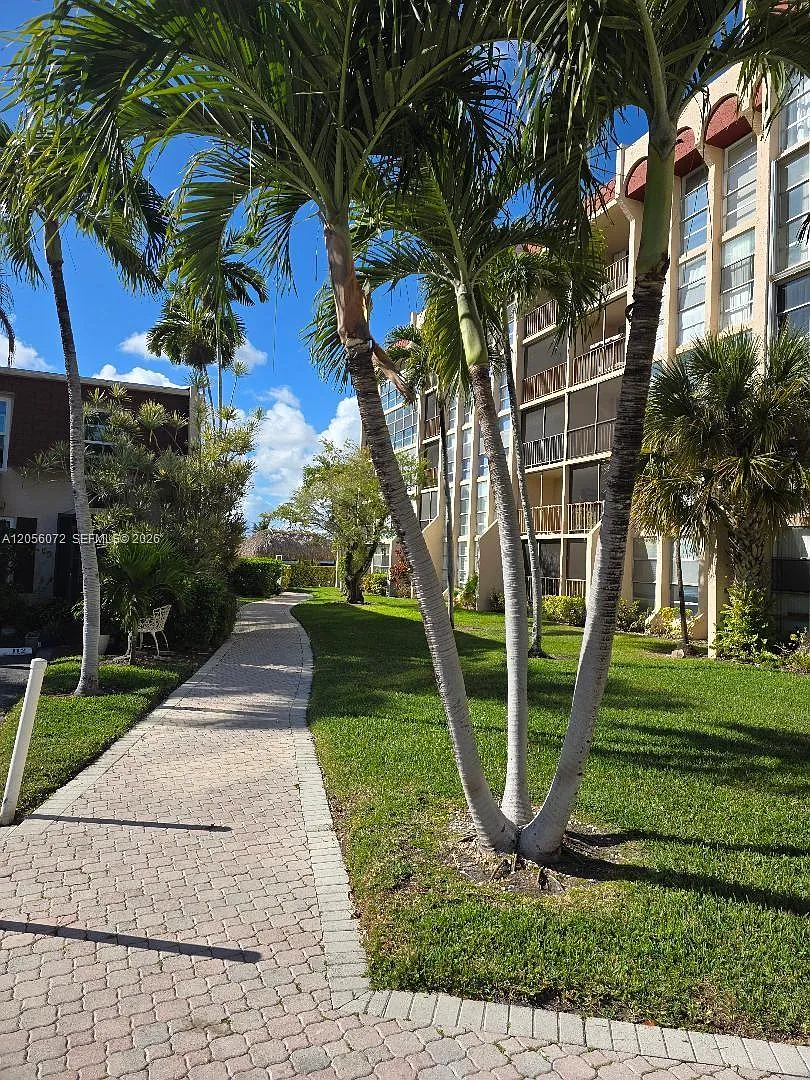 Desoto Park Condo — Photo 2
