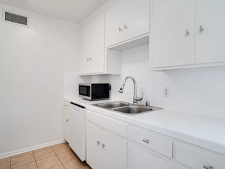 Imperial Gardens Apartments — Photo 16