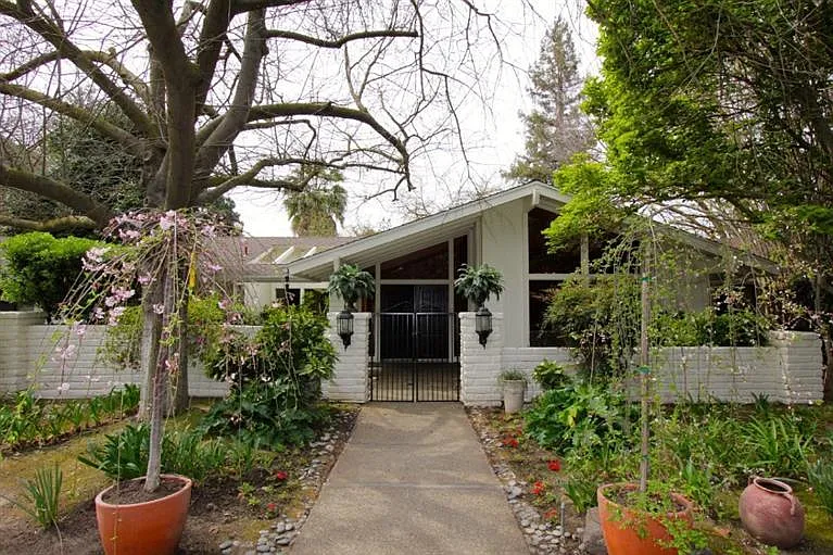6161 N Van Ness Blvd photo 1