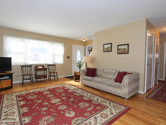 2nd image of 2065 Laurel Ct
