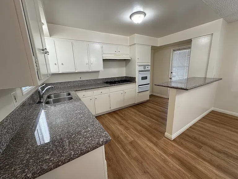 1227 N Garsden Ave — Photo 5