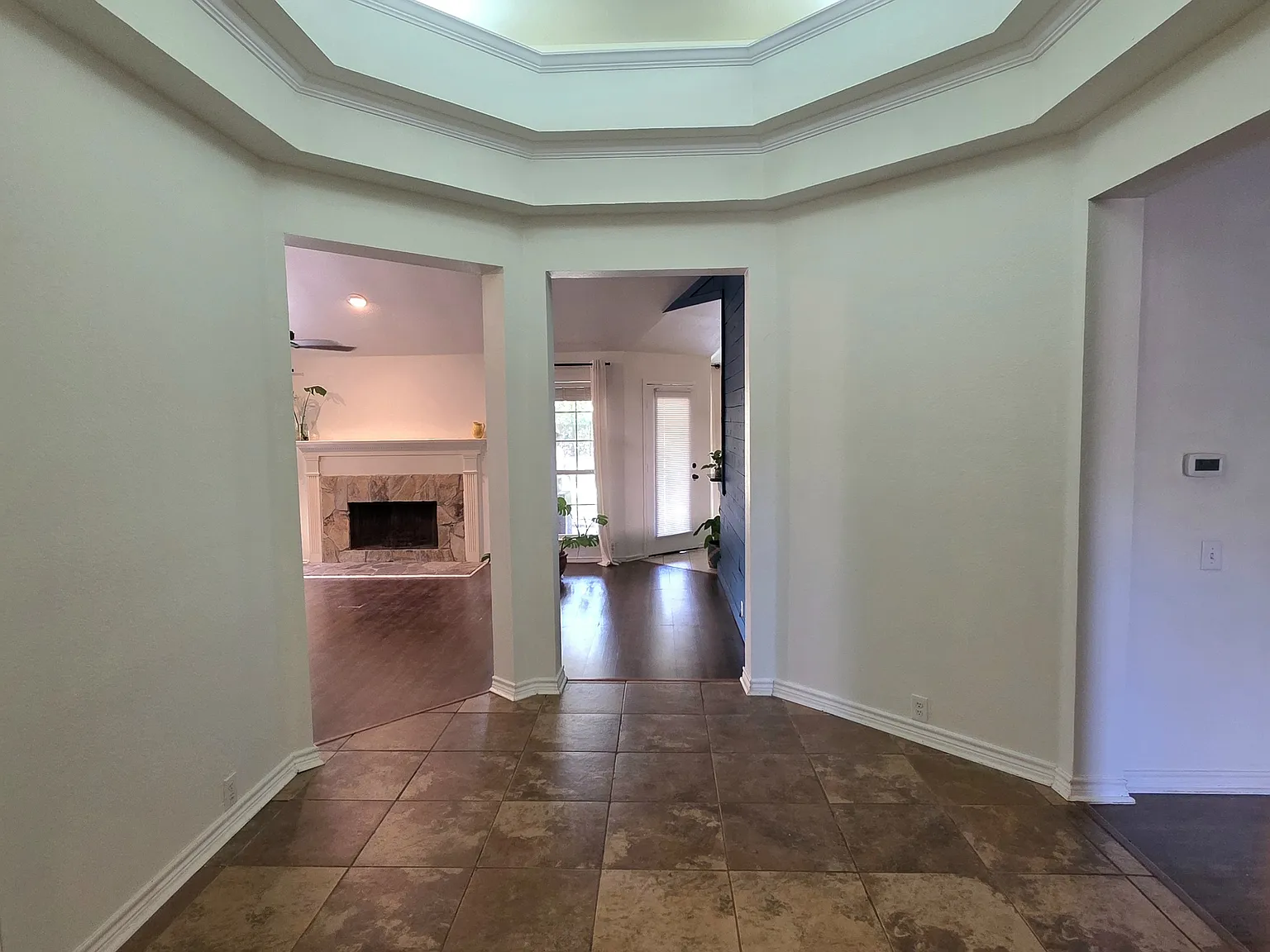 3 bed, 2280 sqft, $2,400 — Photo 2
