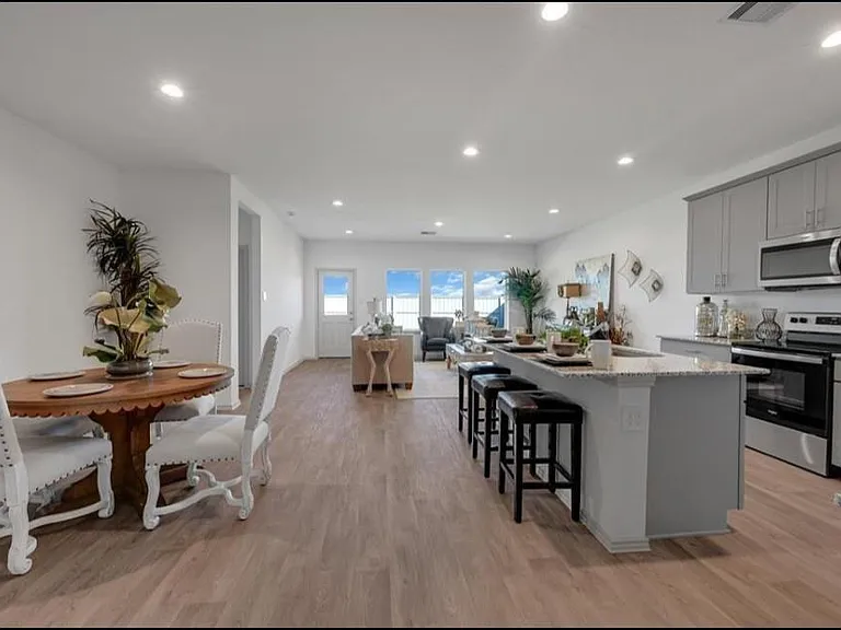 1606 Westway Dr — Photo 2