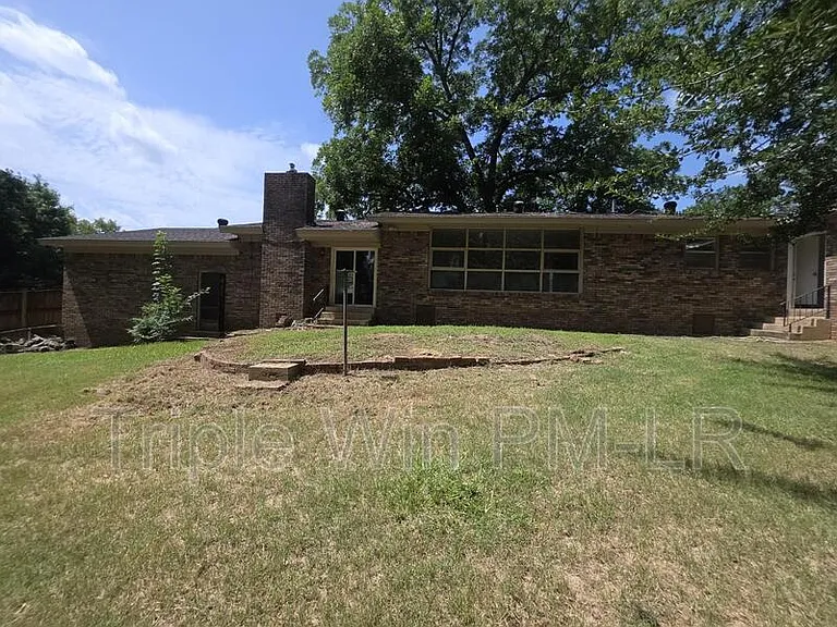 318 W Bell St — Photo 37
