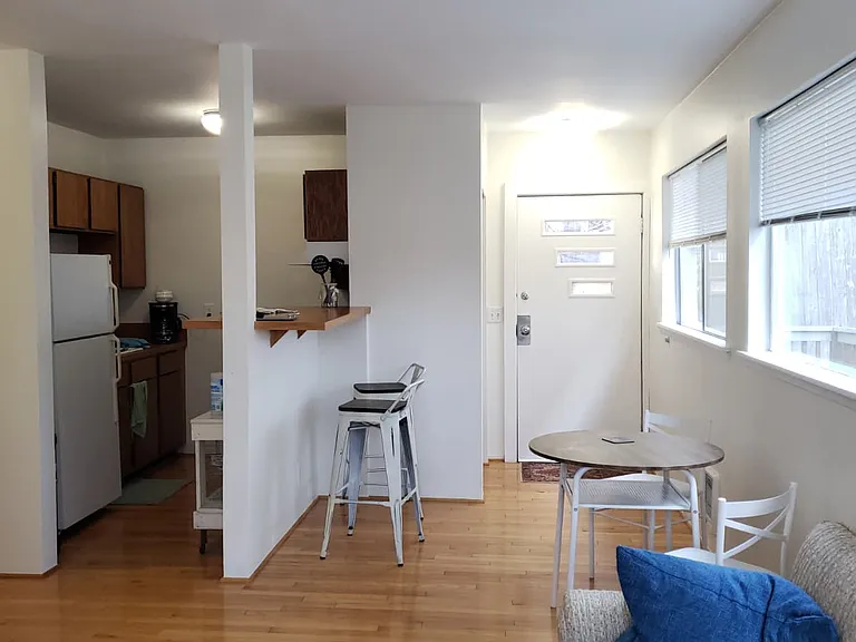 Kitchen, bar, and dinette