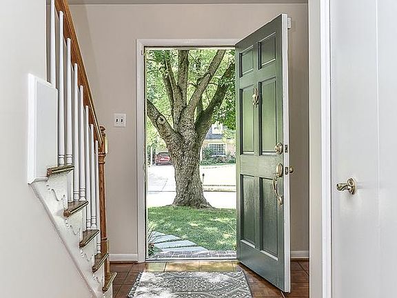 4th image of 9923 Barnsbury Ct