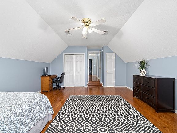 3rd image of 1105 Travis Pl