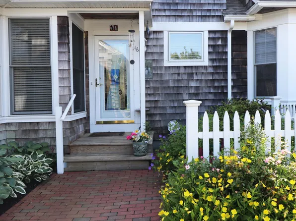 46 Fox Dr, Narragansett, RI 02882