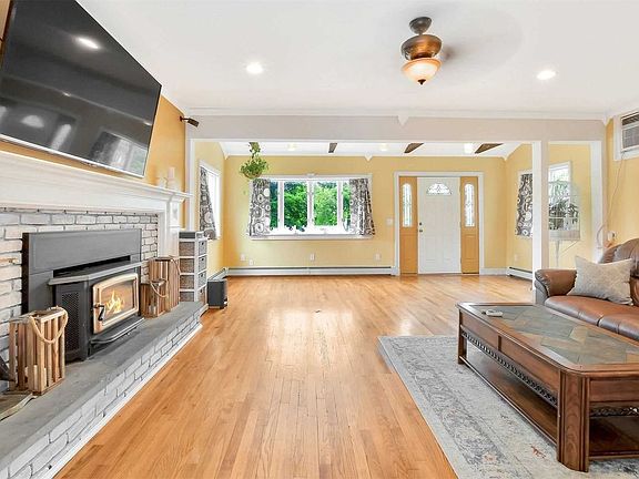 3rd image of 219 West Ave