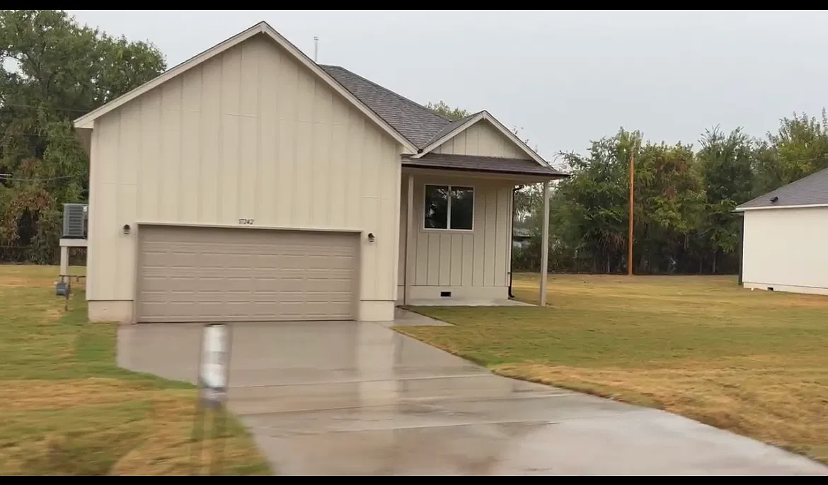 3 bed, $1,950 — Photo 1