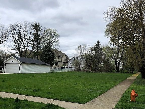 3rd image of 305 W Franklin Ave
