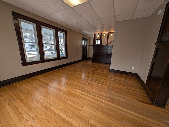 3rd image of 404 9th Ave NE