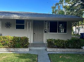 800 Moffett St, Hallandale, FL