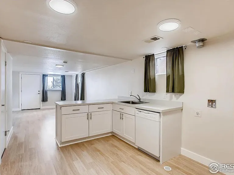 199 Sierra Vista Dr #BASEMENT — Photo 2
