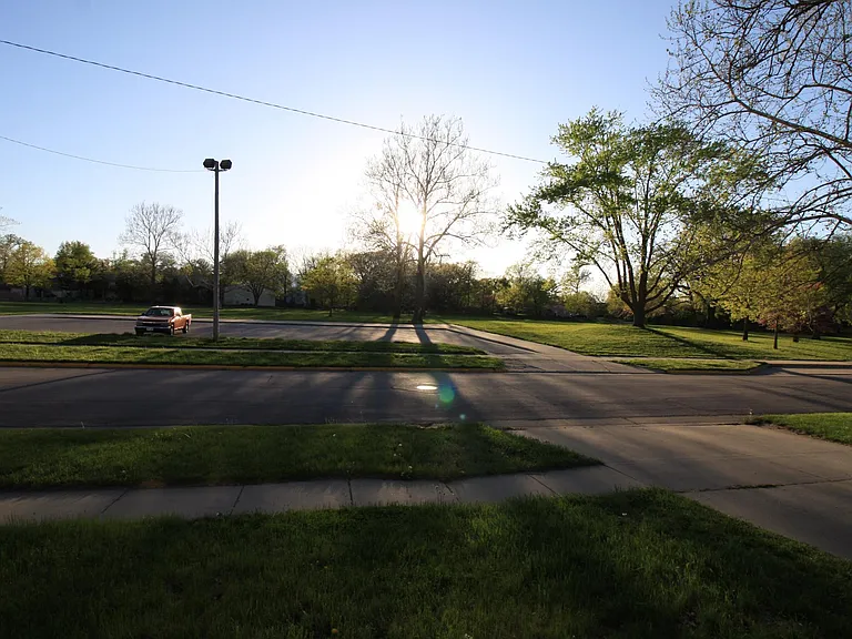 326 Westwood Dr — Photo 2