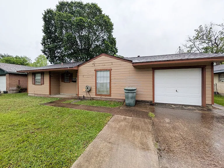 9225 Shepherd Dr — Photo 1