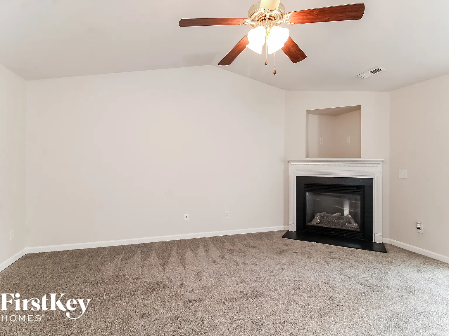 3 bed, 2.0 bath, 1637 sqft, $2,135 — Photo 2