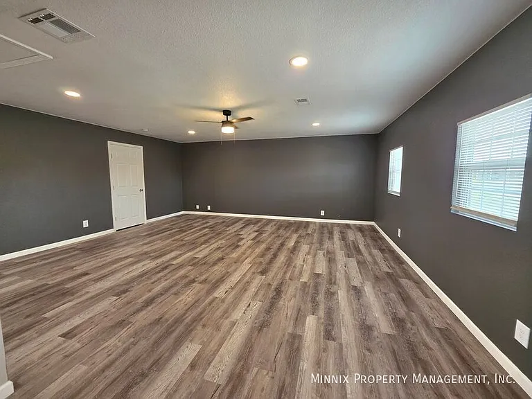 4603 Mercedes Dr — Photo 3