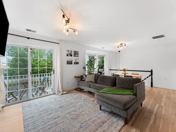 4 Persimmon Court image 3 of 40