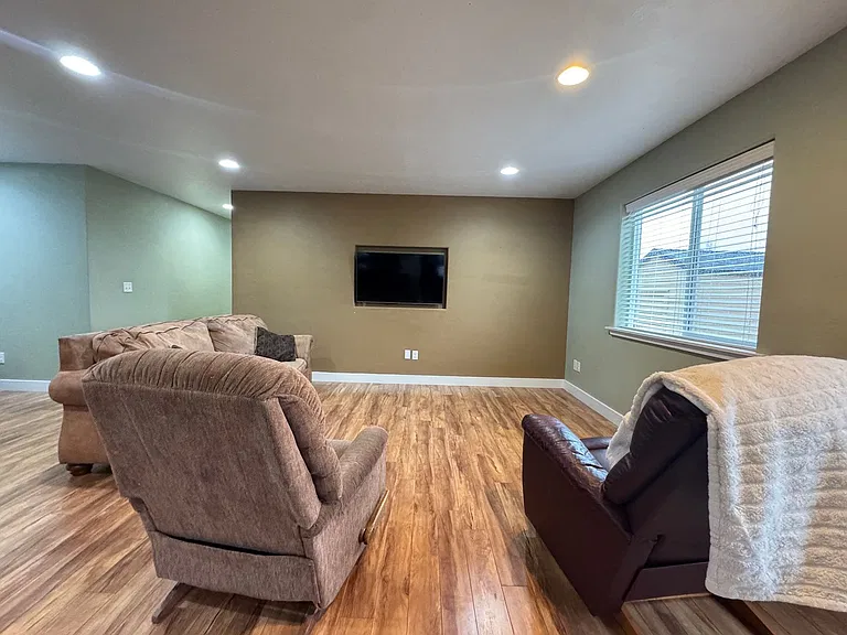 1705 E Glacier St — Photo 4
