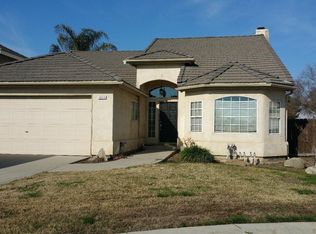 1055 Robinson Ave, Clovis, CA 93612