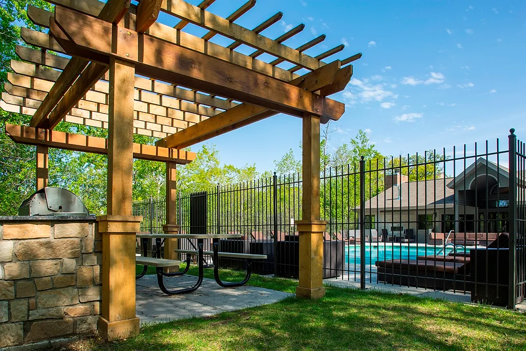 The Woodlands of Minnetonka Apartments — Photo 2