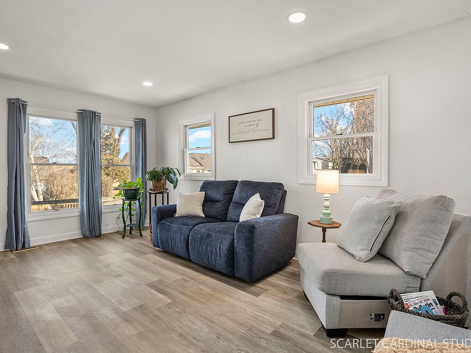 南*ス様 house on the hill S/S Tee (Tile) 10 10 Linden St, Lake In The Hills, IL 60156 | Zillow