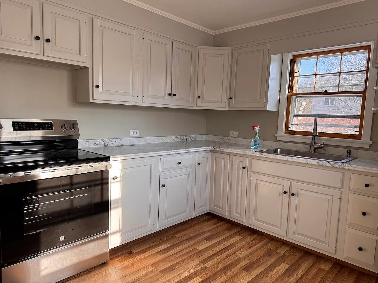 3 bed, 1.0 bath, 1170 sqft, $2,700 — Photo 2