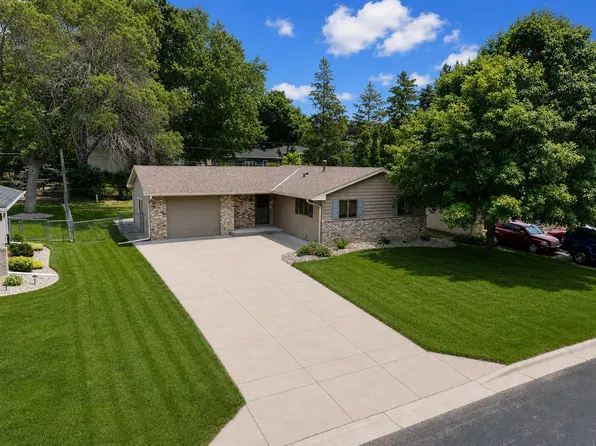1381 Woodhill Dr, Woodbury, MN 55125