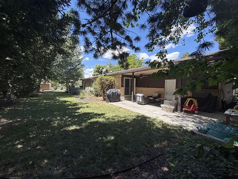 2480 Eastbourne Dr — Photo 2
