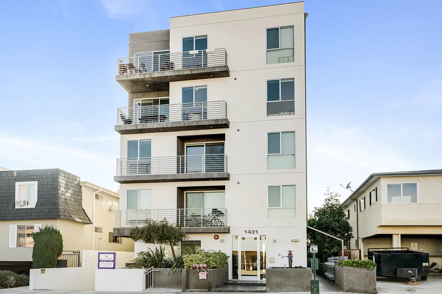 1431 Armacost ave — Photo 1