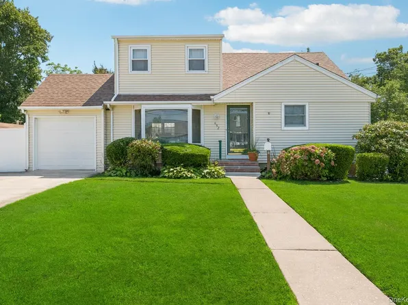 452 15th Street, West Babylon, NY 11704