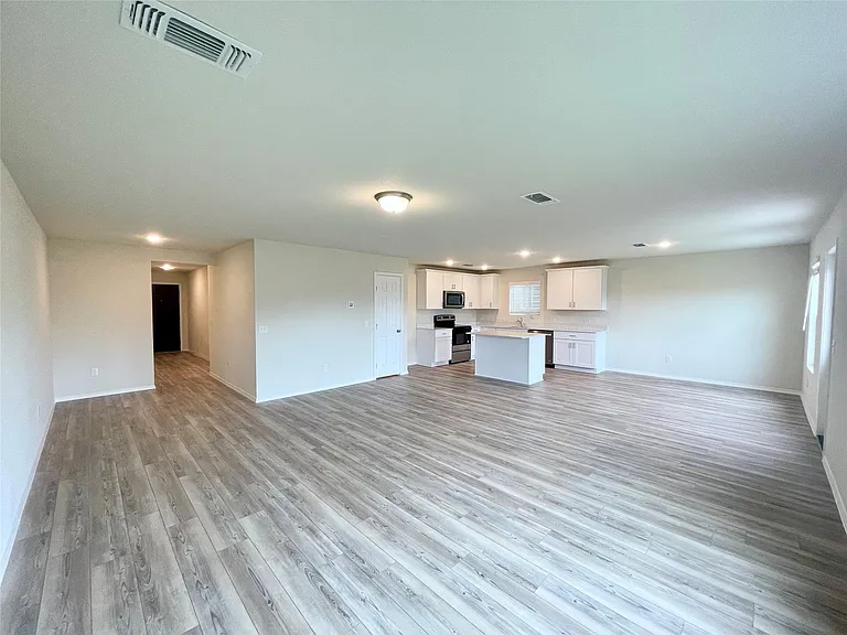 481 Grenada Lake Dr — Photo 4