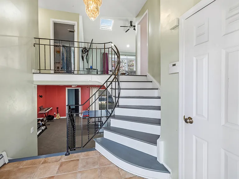 682 Floyd St — Photo 6