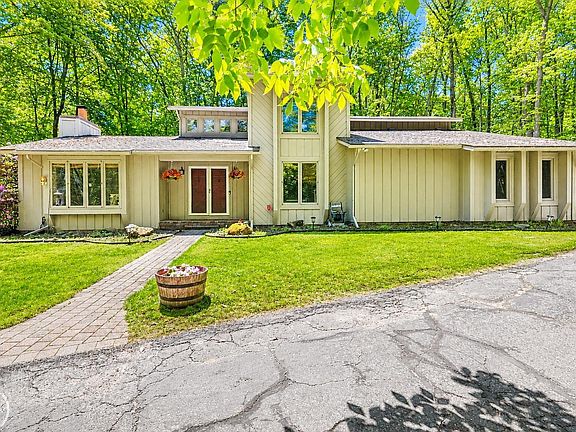 3rd image of 9065 Autumnglo Dr