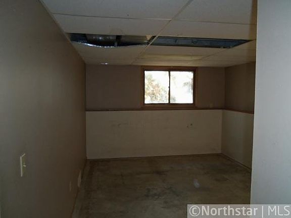 5th image of 701 Vine Court W