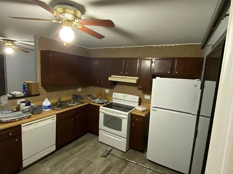 161 N Waters Edge Dr — Photo 2