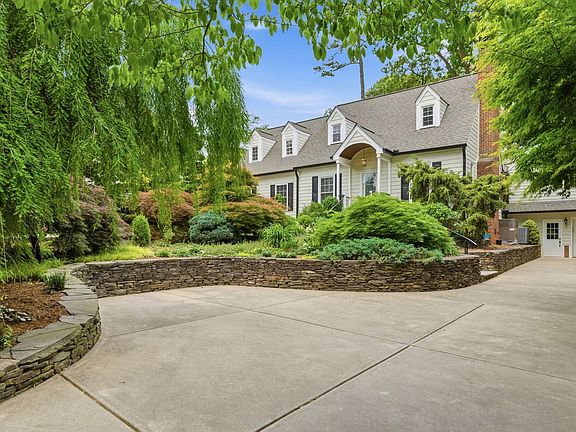 3rd image of 3218 Oak Grove Cir